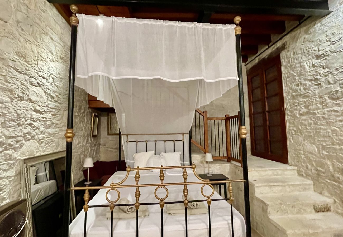 Four Poster Bed 