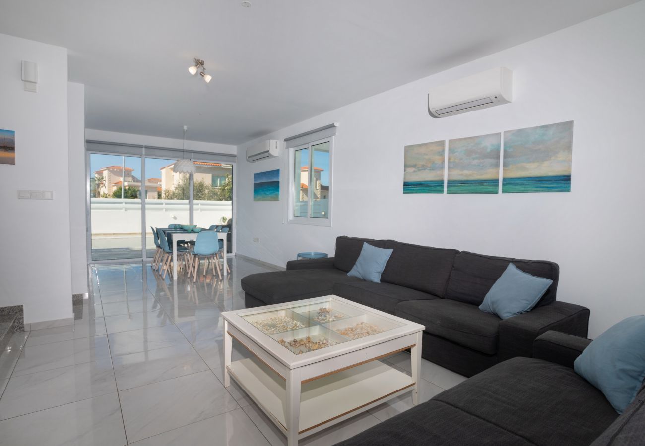 Open Plan Living & Dining Area 