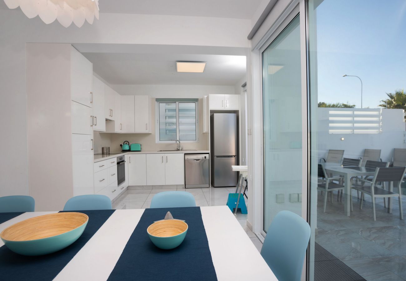 Open Plan Kitchen, Dining Area